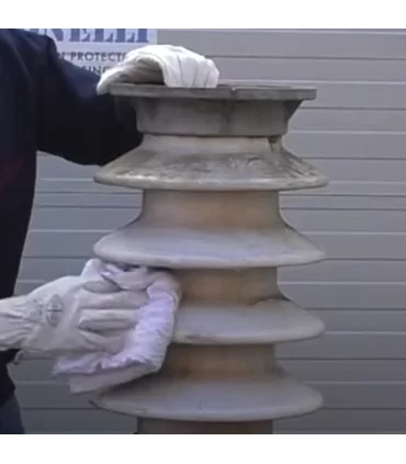 Application manuelle de la pâte hydrophobe en silicone SAEKA 80 pour former une barrière protectrice